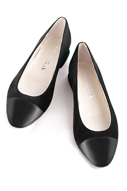 Satin black women's ballet pumps, with low heels. Round toe. Flat block heels. Top view - Florence KOOIJMAN